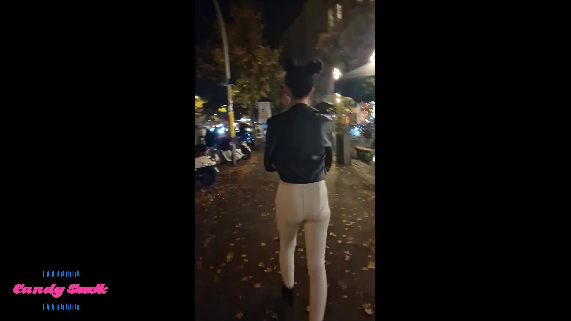 Geiler Straßenpiss in Berlin Von der einen Bar zur nächsten. gepisst wird auf dem weg und nicht in den toiletten. schön abwischen und weiter gehen.