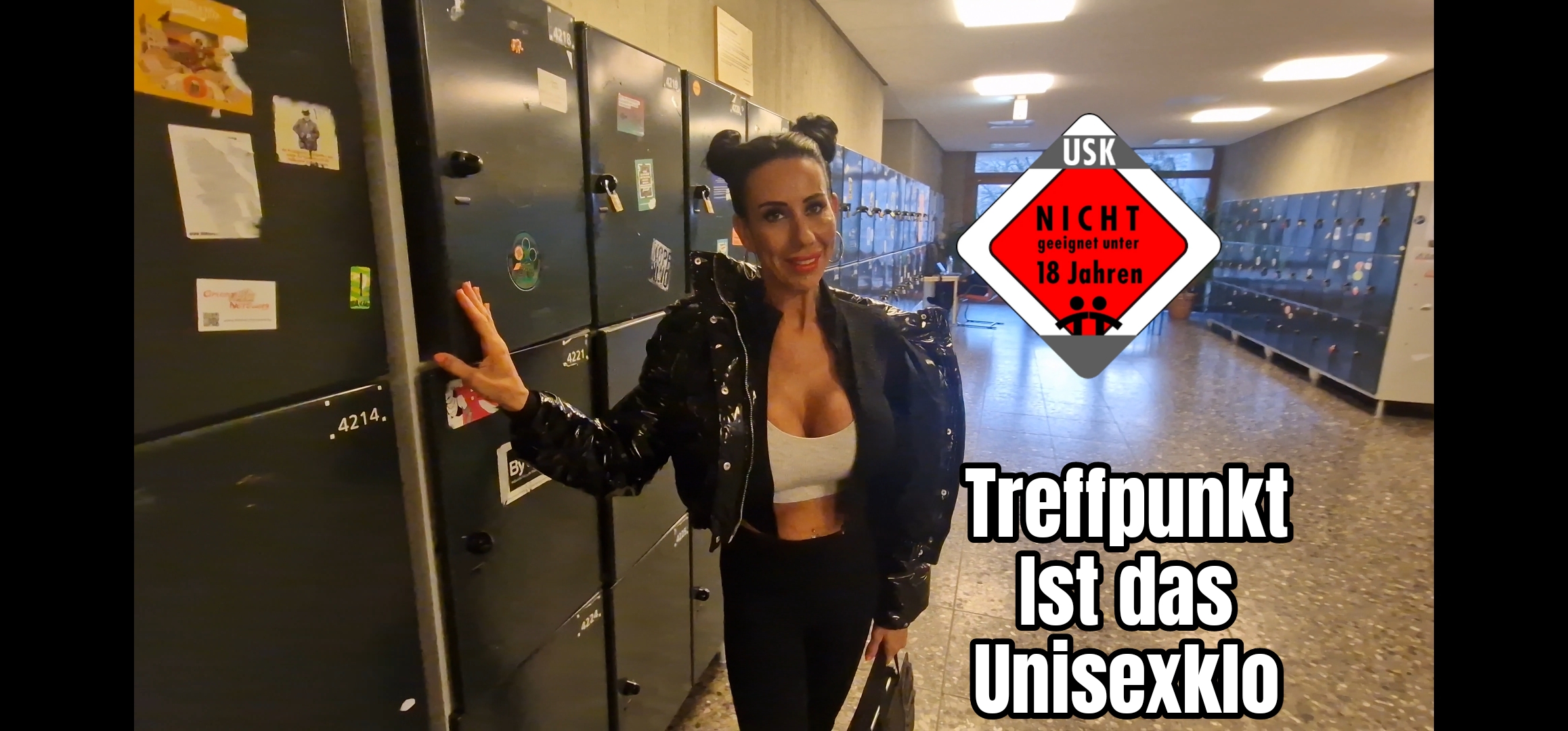 Treffpunkt ist das Unisexklo Jungs die Candy ist jetzt auf der Uni und studiert Pornographie.

Meine großen Titten und prallen Lippen sind hier wohl einzigartig.

Das macht auch den kleinen studenten hier richtig nervös..... 

Die anspannung nehme ich ihm gerne.

Candy hat Sex auf dem Unisexklo.