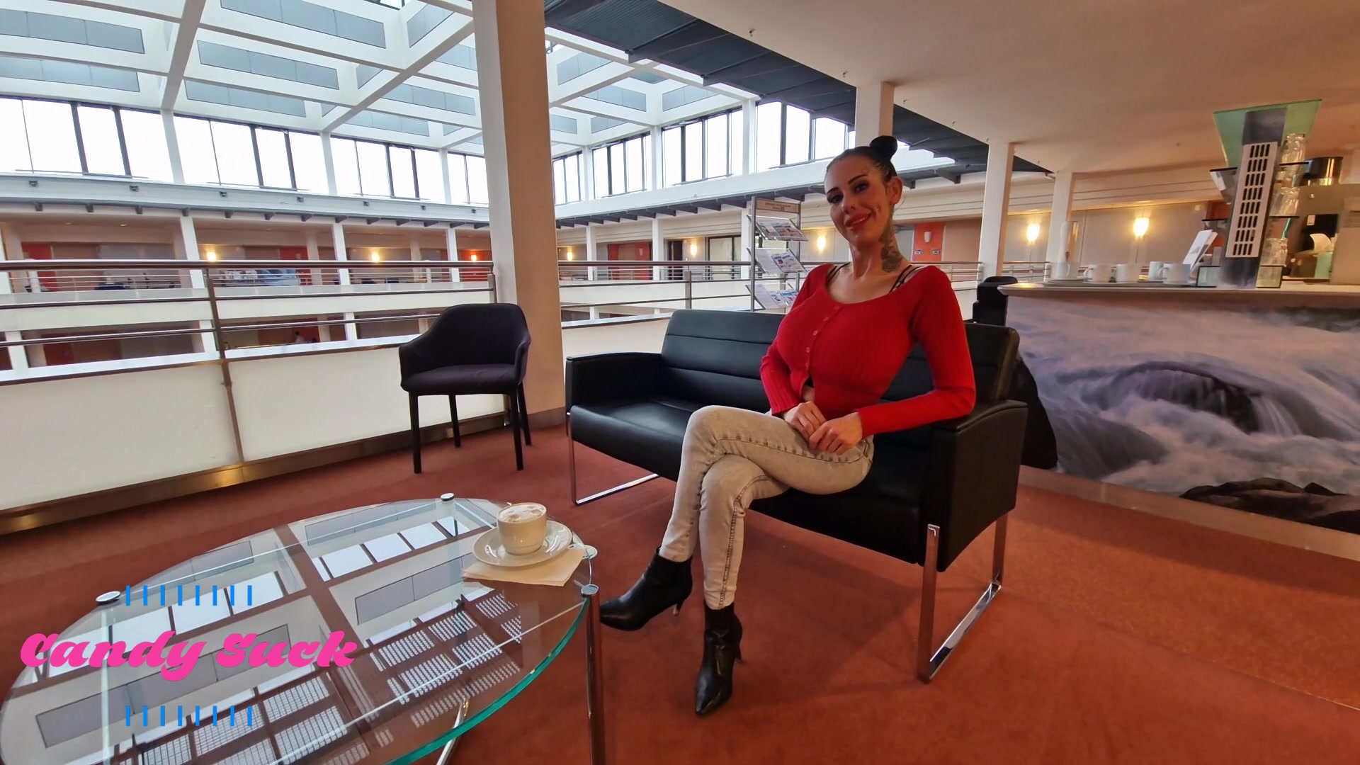 Schnellfick auf der Lobbytoilette Dieser Typ in der Lobby ist mir neulich schon augefallen.... Aber der war immer mit so einer spießigen und verklemmten Alten unterwegs ... Als ich heute in die Lobby kam, saß er plötzlich alleine dort ^^ Sichtlich gestresst von seiner Alten, da habe ich ihn direkt angesprochen und gemerkt der Typ brauch unbedingt Entspannung. Ab auf die Lobbytoilette, denn sein Zimmer war belegt.... Mit einem feuchten Blowjob hab ich auch direkt seinen harten schwanz im Mund. Upppps und schon hatte ich seinen vergebenen Schwanz in meiner geilen feuchten Fotze. #blasen #doggy #geilerarsch