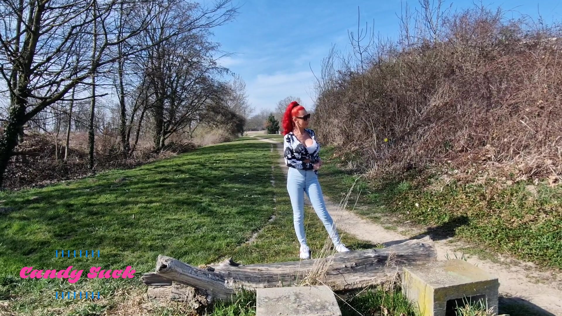 Ich war mal wieder geil pissen ! Schau dabei zu wie mein goldener Saft aus meiner Fotze läuft. Abgewischt wir wie immer mit einem Tempo ? #Natursekt #pissen #goldenshower