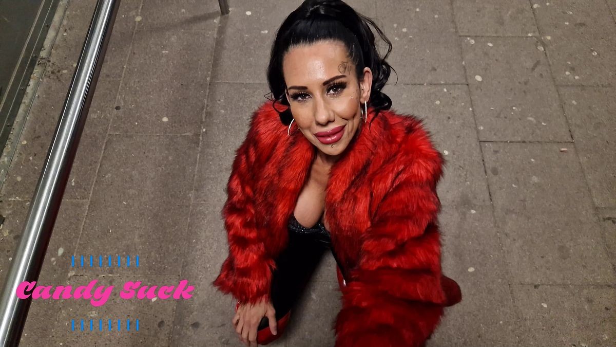 Ich schiebe einen Dreiloch-AO an meiner alten Schule Plötzlich fängt es zu nieseln an ^^ Unter dem Schuldach sieht es auf jeden Fall trocken aus.. Anders wie bei meiner feuchten Pussy ^^ Früher habe ich hier schon Schwänze gelutscht, mich in den Arsch ficken lassen.... und genau das will ich jetzt auch ! #analcreampie #Stiefel #WetlookLeggings