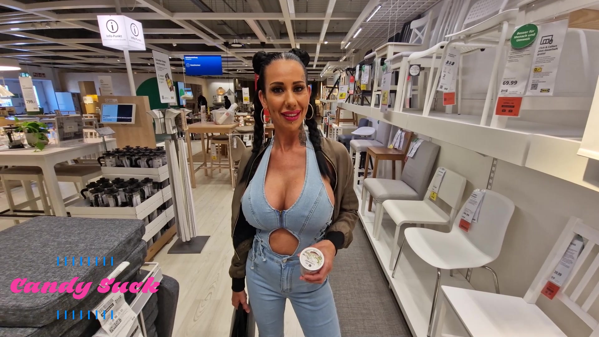 Heute hatte ich ein ganz besonderes Erlebnis! Während ich shoppen war, hat mich ein heimlicher Fan angesprochen, der sich nie getraut hat, mir zu schreiben. Plötzlich stand er vor mir! Ich hab ihn gefragt, ob er spontan ist und Lust hat, ein Video mit mir zu drehen. Und guess what? Er war total dabei! Wir haben vor dem Laden alles besprochen und sind dann zu mir nach Hause gegangen.