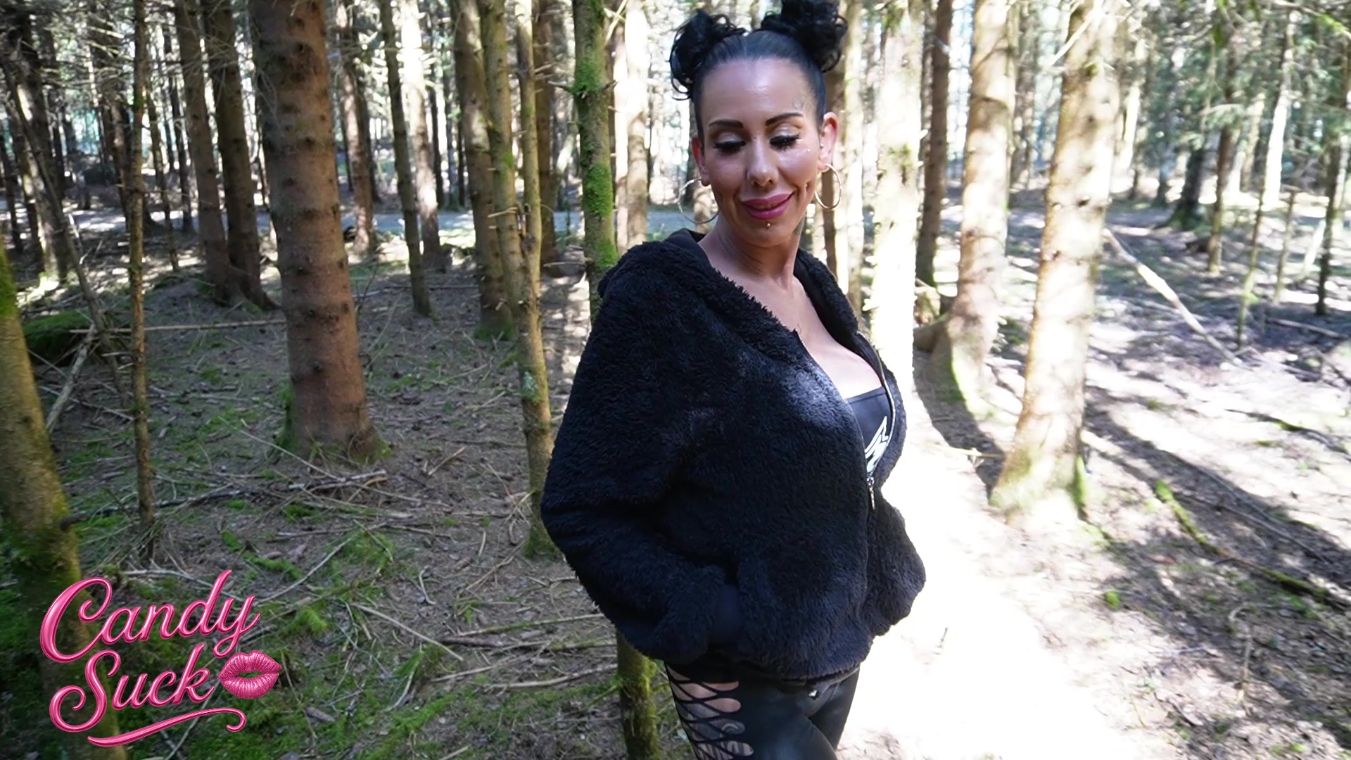 Als ich letztens meine übliche runde durch den Wald gejoggt bin, fiel mir etwas zwischen den bäumen auf, das sah für mich irgendwie untypisch aus.... deswegen bin ich einfach mal etwas näher um nach zu schauen was da so ist.....

Mitten im Wald steht ein Typ und wedelt sich einen von der Palme ^^ 

Auf meine frage was er macht, antwortet er kacken dreist: er würde entspannen ^^

Dreist sein kann ich auch und schau ihm einfach dabei zu wie er sich seinen Schwanz wixxt.

das wurde ihm dann etwas unangenehm. 

Aber ich hatte den ganzen Tag schon bock auf Sex und irgendwie hat mich der anblick des harten schwanzes ganz schön geil gemacht ... also hab ich die gelegenheit am Schwanz gepackt und mich von dem Wald-wixxer richtig durchficken lassen.

Als dank habe ich dann auch eine ordentliche Belohnung bekommen.
Lass mich mit deiner bewertung wissen wie du es fandest.

#Outdoor 

#wald 

#Ficken