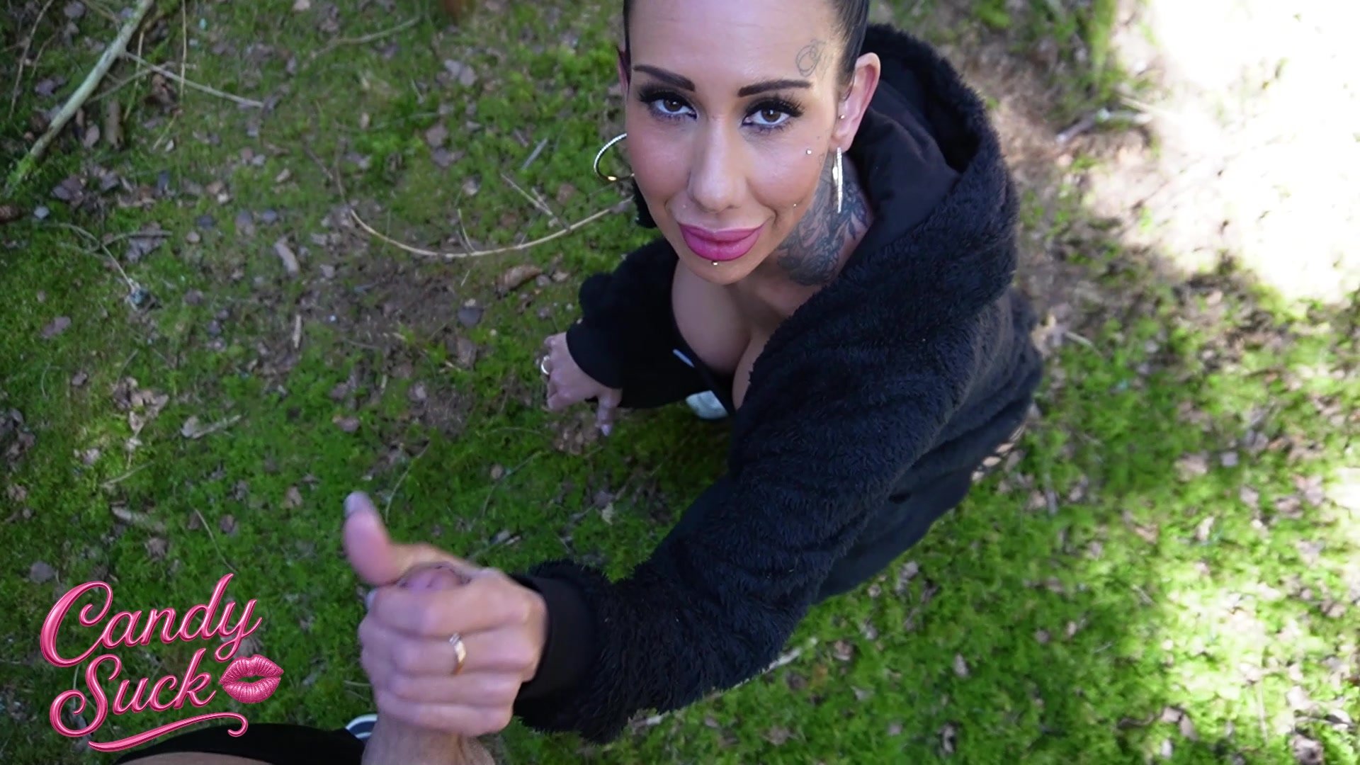 Todes Creepy....Notgeil im wald, Ficken statt wixxen Als ich letztens meine übliche runde durch den Wald gejoggt bin, fiel mir etwas zwischen den bäumen auf, das sah für mich irgendwie untypisch aus.... deswegen bin ich einfach mal etwas näher um nach zu schauen was da so ist.....

Mitten im Wald steht ein Typ und wedelt sich einen von der Palme ^^ 

Auf meine frage was er macht, antwortet er kacken dreist: er würde entspannen ^^

Dreist sein kann ich auch und schau ihm einfach dabei zu wie er sich seinen Schwanz wixxt.

das wurde ihm dann etwas unangenehm. 

Aber ich hatte den ganzen Tag schon bock auf Sex und irgendwie hat mich der anblick des harten schwanzes ganz schön geil gemacht ... also hab ich die gelegenheit am Schwanz gepackt und mich von dem Wald-wixxer richtig durchficken lassen.

Als dank habe ich dann auch eine ordentliche Belohnung bekommen.
Lass mich mit deiner bewertung wissen wie du es fandest.

#Outdoor 

#wald 

#Ficken