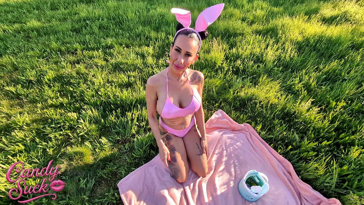 Du schickst mich los ich soll mein Osterkörbchen suchen... Nach kurzer Zeit habe ich es auch gefunden ... Doch das erste was mir auffällt da sind keine Eier drin !?!? Jetzt weiß ich was du vor hast, du möchtest das ich nochmal los gehe und nach meinen Eiern suche ... Mhhmmm ich bin mir auch schon ganz sicher wo ich da nachschauen muss ! In deiner Hose.... WOW, deine Eier sind richtig prall für mich gefüllt ! jetzt will ich aber auch meine verdiente Belohnung. Hättest du mich auch so mit deinen prallen Eiern überrascht ? Schreibe es mir gerne Kommentare;) #Outdoor #mydirtyostern #geil