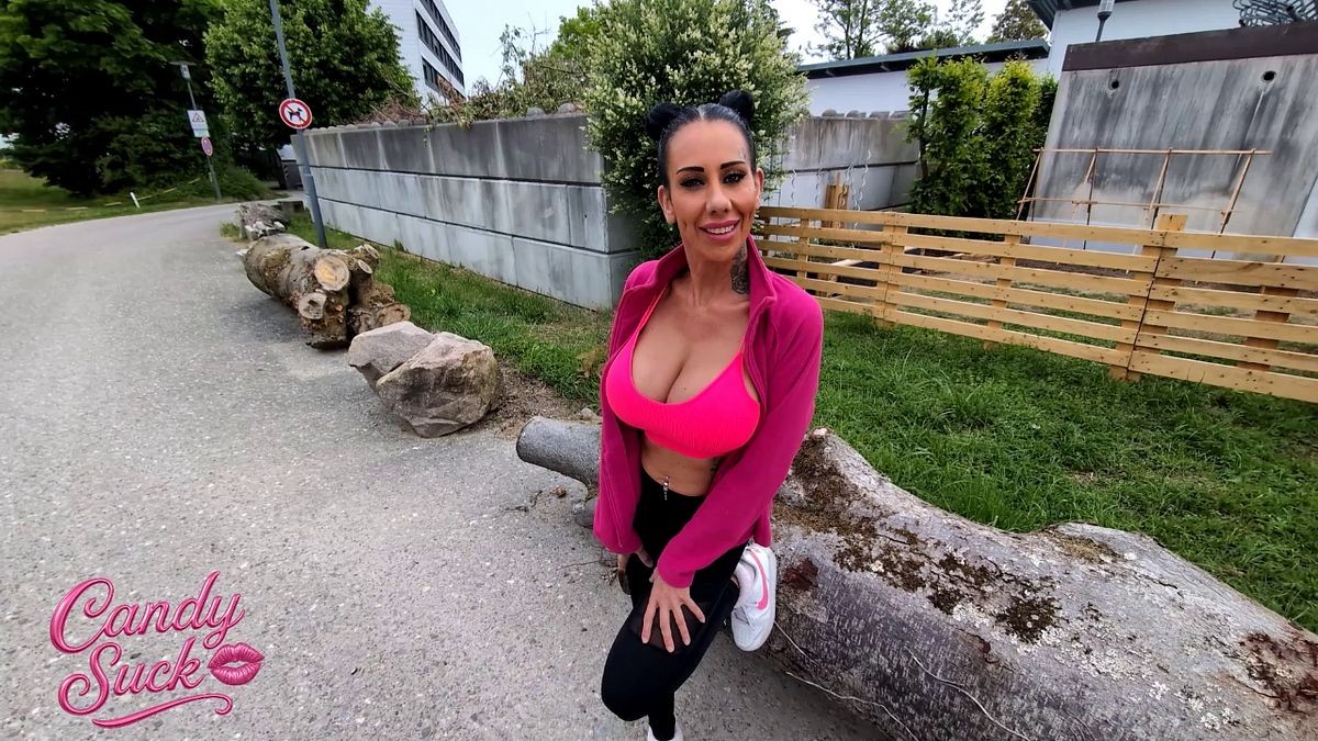 Ich wollte nur kurz frische Luft schnappen. Parkplatz vom Krankenhaus, da wo ich früher gearbeitet hab. Und zack… steht ER plötzlich vor mir! Ein alter Kollege, ewig nicht gesehen, jetzt Chefarzt, mega lässig, aber dieser Blick? Ganz klar: Der will’s wissen. Wir quatschen kurz… natürlich weiß er längst, was ich heute so mache..... Pornos drehen ? Und ja, erfolgreich. Dann wird er auf einmal richtig ehrlich. Dass er’s bereut, mich damals nie angebaggert zu haben. Dass er mich heiß findet. Und dass seine Ehe eh schon nur noch auf dem Papier existiert. Na ja… ich hab ihm einfach die Hose runtergezogen ? Hab ihm erstmal einen geblasen, dann schön mit meinen Titten verwöhnt – und danach durfte er mich ficken. Tief, hart und spontan auch in den Arsch. Ohne lang zu fragen. Ohne Kompromisse. Und definitiv besser als das, was er zu Hause kriegt.? Wenn du auf spontane, dreckige Quickies stehst, klick dich rein! Und wenn’s dich richtig geil gemacht hat… freu ich mich mega