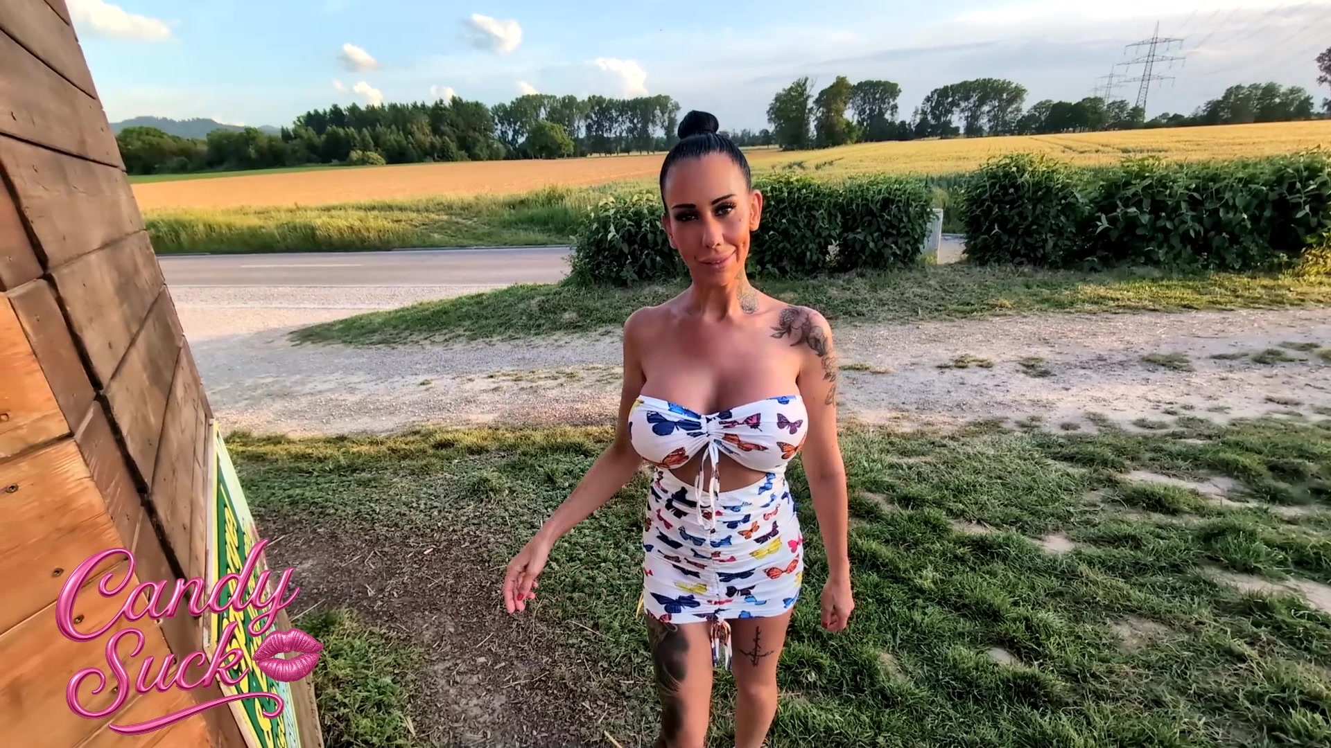 Ich wollte mir gerade noch Spargel holen, aber der Typ hatte schon Feierabend und wollte mich einfach abwimmeln. Voll der Reinfall, oder? Aber ich lass mich nicht hängen! Er hat sofort gemerkt, dass ich enttäuscht bin, und hat mir frech angeboten, was viel Besseres zu zeigen, seinen richtig prallen Schwanz in der Hose! ? Da konnte ich einfach nicht widerstehen. Ich hab ihn richtig geil abgeblasen, bis er fast explodiert ist. Und dann hat er mich so richtig hart gefickt, dass ich komplett durchgedreht bin. ? Was hättest du gemacht, wenn ich so enttäuscht vor dir gestanden hätte? #sex #candysuck #geil