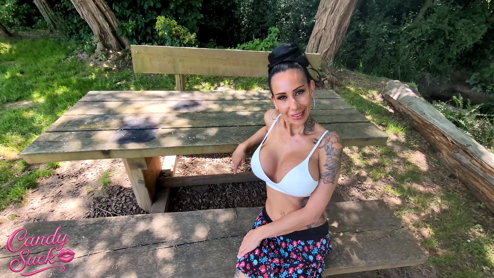 Meine beste Freundin ist total verknallt, ihr Neuer ist ein paar Tage bei ihr, während sie beruflich unterwegs ist. Ich sollte mich um ihn kümmern… also mach ich mit ihm eine entspannte Fahrradtour. Aber schon nach kurzer Zeit fällt mir auf: Jeder Arsch wird angegafft, jede Frau mit dicken Titten seine Blicke kleben überall. Ich dacht nur: Aha, so einer also… Als ich dann \'ne ruhige Bank entdeckte, hab ich beschlossen: Ich teste ihn mal ein bisschen. Doch kaum sitzen wir, macht er mich direkt an: „Du bist so heiß… wusste nicht, dass meine Neue so geile Freundinnen hat.“ Und dann kam der Satz, der alles verändert hat: „Was sie nicht weiß, macht sie nicht heiß.“ Ich war baff, aber auch feucht. Und ganz ehrlich? Wer so frech ist, wird auch getestet. Doch ehe ich mich verseh, steckt sein Schwanz tief in meiner Fotze. Er fickt mich hart und kommt ohne Gummi in mich. Fuck… das darf sie nie erfahren. Aber geil war’s. Richtig geil. ? Und jetzt sag du’s mir: Wer war