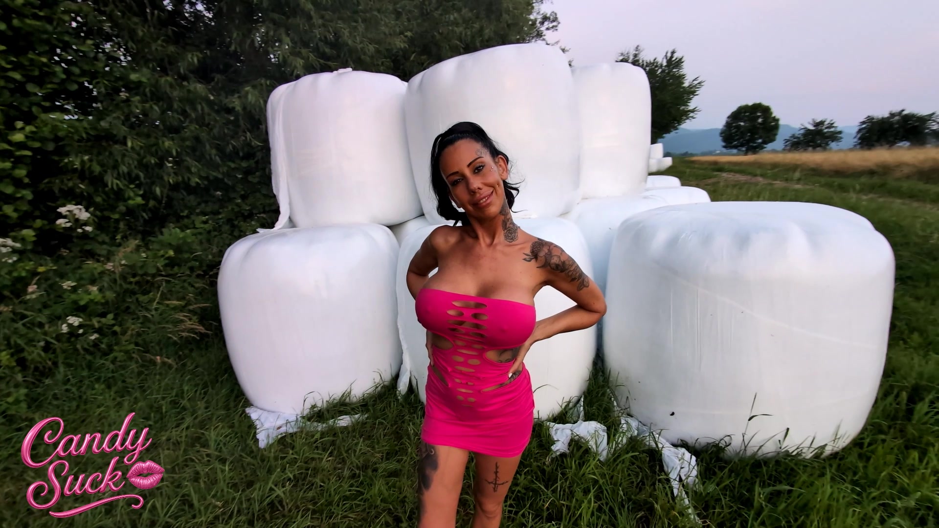 Am Abend war ich auf dem Feld, Sonnenuntergangs-Feeling pur. Ich dachte, ich wär alleine, stand schon etwas nackt zwischen den Heuballen und wollte ein paar geile Fotos machen.
Doch plötzlich steht er da, der Bauer. Mit seinem Handy. Und er meinte, er hat alles gefilmt.
Er lachte und sagte, sowas glaubt ihm eh keiner das müsse er seinen Freunden zeigen. Und was er dann von mir wollte … naja, das könnt ihr euch ja denken ;)
Immerhin stand ich da ja nicht gerade schüchtern rum.
Ich hab ihn nur gefragt, ob er eigentlich spinnt, sowas von mir zu wollen. Ich lass mich schließlich nicht einfach auf jeden ein.
Also musste er mir erstmal zeigen, wie hart sein Schwanz wirklich für mich ist.
Und was soll ich sagen … er hat mir gefallen.
Ich hab ihm erstmal geil einen geblasen  und danach hab ich seinem Bauernschwanz so richtig besorgt.
Ob ich mir das Video damit verdient hab, musst du selbst herausfinden ;)
Also zieh’s dir rein und gib dein geilstes Feedback ab  Kiss, Candy