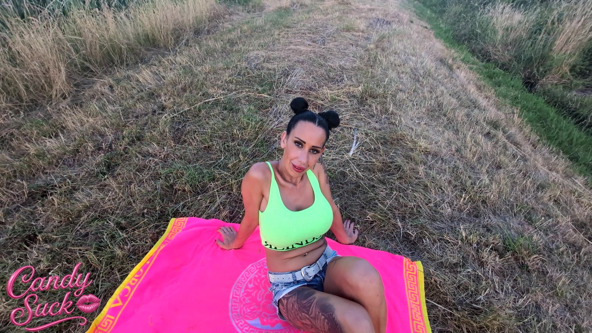 Also eigentlich war\'s nur ein Spaziergang mit meinem besten Buddy… bisschen labern, chillen, Sonne genießen. Aber ich musste\'s einfach loswerden: Diese Tussi, mit der er zusammen ist, verarscht ihn nach Strich und Faden. Sie geht feiern, lässt sich durchnehmen von irgendwelchen Typen und er? Der liebe Junge wartet brav zu Hause mit seinem treuen Schwanz in der Hose. Wie süß… aber auch wie dumm.
Ich hab ihm gesagt, er soll ihr ruhig mal fremdgehen. Er ist heiß, nett, loyal aber sie nutzt ihn aus. Und wenn sie sich alles nimmt, was sie will… dann tu ich das jetzt auch. Ich will seinen Schwanz. Und ich bekomm ihn.
Ich  blase ihm erstmal einen, dass er zittert. Und dann setz ich mich auf ihn. Ich reite ihn so wie es nur eine richtige Bitch kann, die weiß, was sie will. Kein Mitleid mehr. Nur Ficken.
Und jetzt sag du’s mir: Hättest du an seiner Stelle widerstanden… oder mich genauso durchgefickt?  