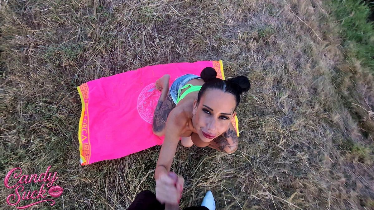 Rache an der Schlampe Jetzt fick ich ihren Freund! Also eigentlich war\'s nur ein Spaziergang mit meinem besten Buddy… bisschen labern, chillen, Sonne genießen. Aber ich musste\'s einfach loswerden: Diese Tussi, mit der er zusammen ist, verarscht ihn nach Strich und Faden. Sie geht feiern, lässt sich durchnehmen von irgendwelchen Typen und er? Der liebe Junge wartet brav zu Hause mit seinem treuen Schwanz in der Hose. Wie süß… aber auch wie dumm.
Ich hab ihm gesagt, er soll ihr ruhig mal fremdgehen. Er ist heiß, nett, loyal aber sie nutzt ihn aus. Und wenn sie sich alles nimmt, was sie will… dann tu ich das jetzt auch. Ich will seinen Schwanz. Und ich bekomm ihn.
Ich  blase ihm erstmal einen, dass er zittert. Und dann setz ich mich auf ihn. Ich reite ihn so wie es nur eine richtige Bitch kann, die weiß, was sie will. Kein Mitleid mehr. Nur Ficken.
Und jetzt sag du’s mir: Hättest du an seiner Stelle widerstanden… oder mich genauso durchgefickt?  