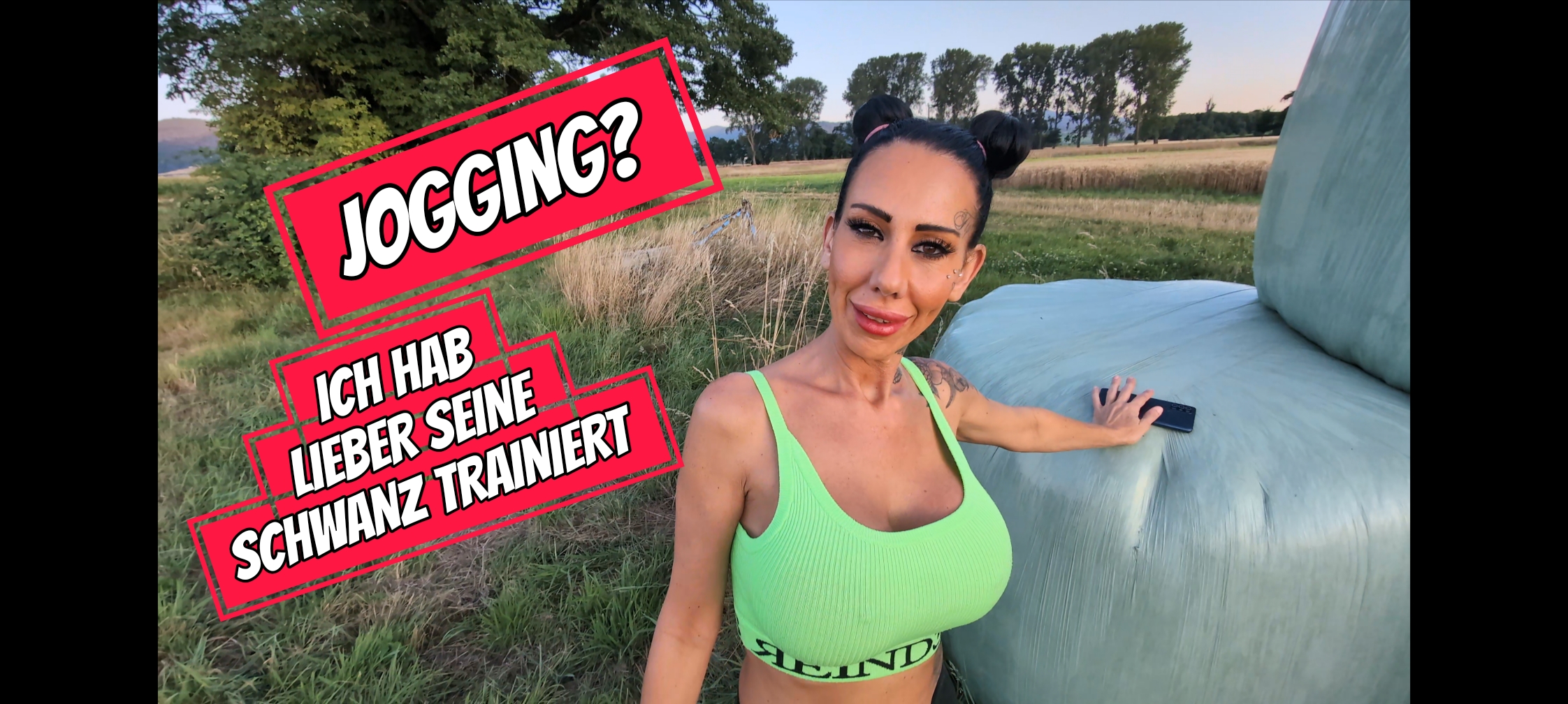 Ich war auf meiner Joggingrunde enge Sportleggings, ohne Slip, Titten im Top fast am Explodieren. Ich war schon gut aufgeheizt, nicht nur vom Laufen und dann steh ich da plötzlich vor so ’nem Typen, der komplett in sein Handy vertieft ist. Er glotzt aufs Display hat keine Ahnung, dass eine geile Sau direkt neben ihm steht. Also bleib ich stehen, tu so als würde ich mich dehnen Arsch raus, tief runter… Sein Blick war sofort auf meiner Pussy. Jackpot.Ich lächle süß: „Läufst du auch? Oder brauchst du eher ein Training mit mir?“ Er war völlig überfordert aber ich hatte schon längst entschieden, wie sein Tag weitergeht. Ich hab ihm das Handy abgenommen, die Hose aufgezogen und sein Schwanz war sowas von bereit für Candy. Kein Gelaber, keine Ausrede ich hab ihn direkt hart drangenommen. Erst mit dem Mund, dann mit meiner geilen, feuchten Jogger-Pussy. Und am Ende? Meinst du, er hat es geschafft, sich sein Handy zurückzuficken? Oder war ich am Ende doch zu dominant, zu geil