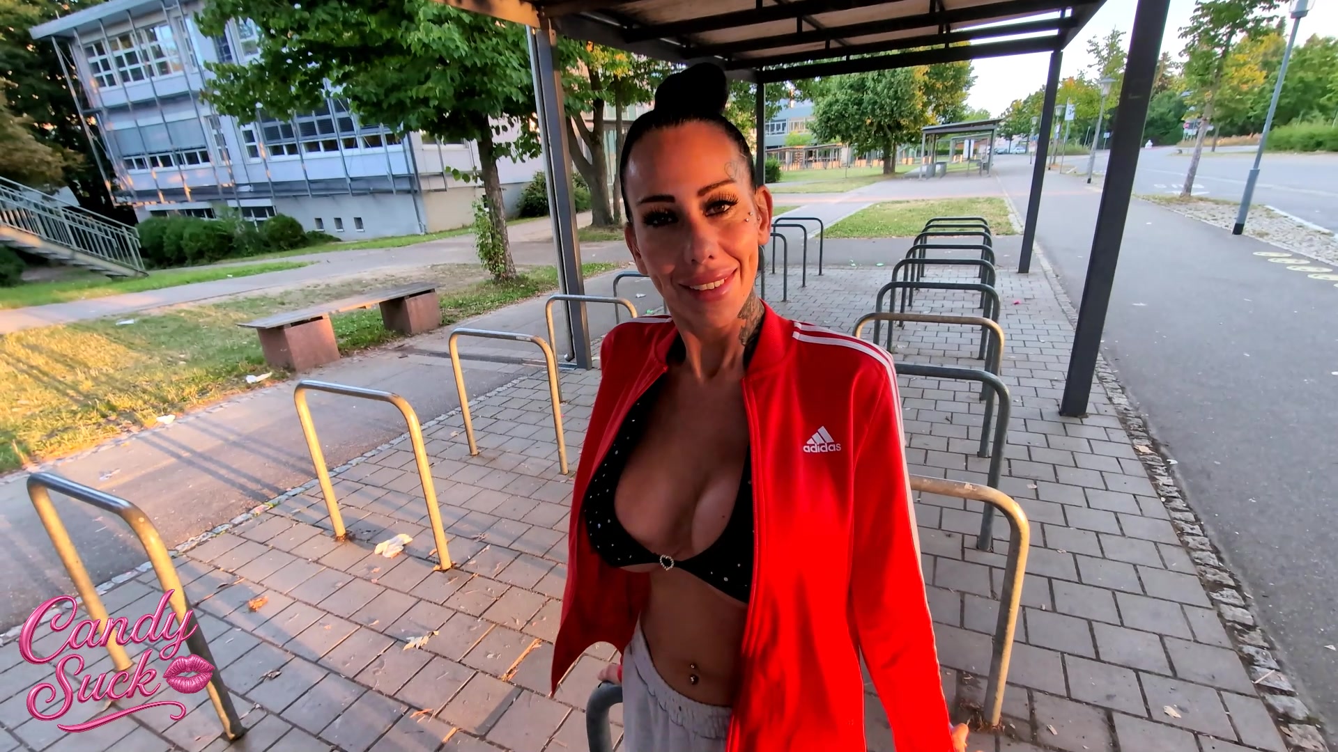 Während ER schläft, fickt mich ein anderer so richtig dreckig! Ich dachte, es wird ein heißer Abend aber dann lag da plötzlich nur ein Langweiler neben mir.
Kein Raucher, null spontan und statt mir ordentlich den Arsch vollzuhauen, pennt der einfach ein?!
Was für ein Reinfall!
Doch dann kam der Morgen...
Sonnenaufgang, meine Pussy war feucht, und draußen steht plötzlich dieser geile Typ
lässig am Rauchen, total mein Beuteschema
Ich brauch eh \'ne Kippe also raus zu ihm.
Wir labern kurz… und ganz ehrlich?
Der war alles, was der andere nicht war: spontan, dreckig, und verdammt fickbereit.
Und noch bevor der andere überhaupt gemerkt hat, dass ich weg bin...
war ich draußen schon auf Knien, hab seinen Schwanz tief im Hals gespürt
und wurde am Ende komplett von ihm versaut.
Sein Sperma tropfte mir schon auf dem Arsch, als der Langweiler drin noch geschnarcht hat.