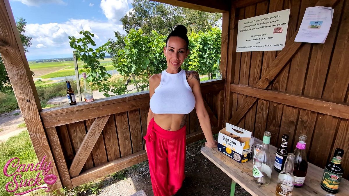 Fremdgänger verliert Ring und Kontrolle, er kann nicht treu b Ich war unterwegs, ganz entspannt am Spazieren, bis ich an einer kleinen, halb zerfallenen Hütte vorbeikam. Alles sah nach einer richtig wilden Party aus leere Flaschen, Klamotten überall, der Boden komplett zertrampelt. Ich wusste sofort: Hier muss es heftig zur Sache gegangen sein. Plötzlich seh ich einen Typen, wie er hektisch den Boden absucht. Ich geh hin und frag, was los ist,er sagt mir, er sucht seinen Ehering. Ich dachte erst, er hätte ihn einfach verloren, aber dann kommt’s raus: Er hat ihn bewusst abgezogen… weil er bei dieser Party eine fremde Tussi gefickt hat. Da war mein Kopf sofort voll mit versauten Bildern und ich wollte wissen, ob es sich auch gelohnt hat. Er lacht nur dreckig und sagt: „Na klar, zu Hause läuft gar nichts mehr.“ Spätestens da war ich richtig heiß und wollte es genau wissen ich wollte seinen Schwanz sehen und testen, ob er nur quatscht oder ob er gleich nochmal fremdgeht… Er hat keine Sekunde gezögert sofort war er dabei. Was der gei