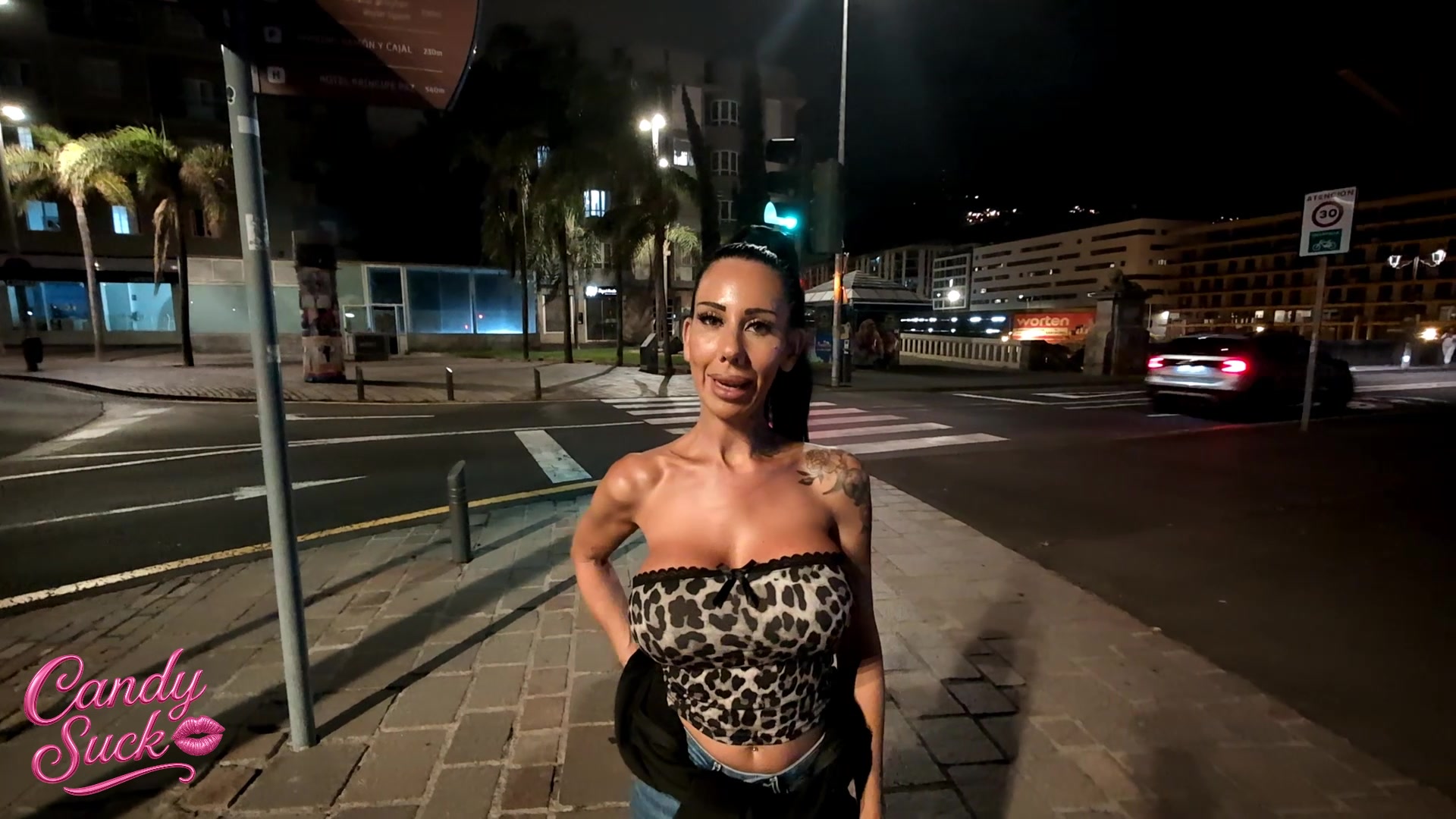 Später Abend, warme Luft, ich laufe in meiner engen Jeans und einem Top durch die Straßen. Plötzlich labert mich im Dunkeln ein Typ auf Englisch voll. Ich antworte frech auf Spanisch er merkt sofort, dass ich keine Touri-Scheiße mache. Als ich genervt „geh weg“ sage, wechselt er plötzlich ins Deutsche. Er meint, es sei gefährlich, nachts allein unterwegs zu sein, und will mich nach Hause bringen. Vor meiner Tür knistert es schon … also hab ich ihn mit hochgenommen. Im Schlafzimmer bleibt sein Blick an meiner Cam hängen. „Streamst du?“ fragt er neugierig. Ich dreh mich um, zeige meinen Arsch in Jeans und flüstere: „Schwer zu erklären… ich zeig’s dir lieber.“ Er packt meine Hose, zieht sie mir langsam aus während ich mit meinen Füßen an seiner Latte spiele, bis er steinhart ist Dann ging alles schnell: erst blase ich ihn tief und gierig, bis er stöhnt. Danach setze ich meinen Arsch direkt auf seinen Schwanz und lasse mich von ihm ficken vor der Cam. Zum Sc