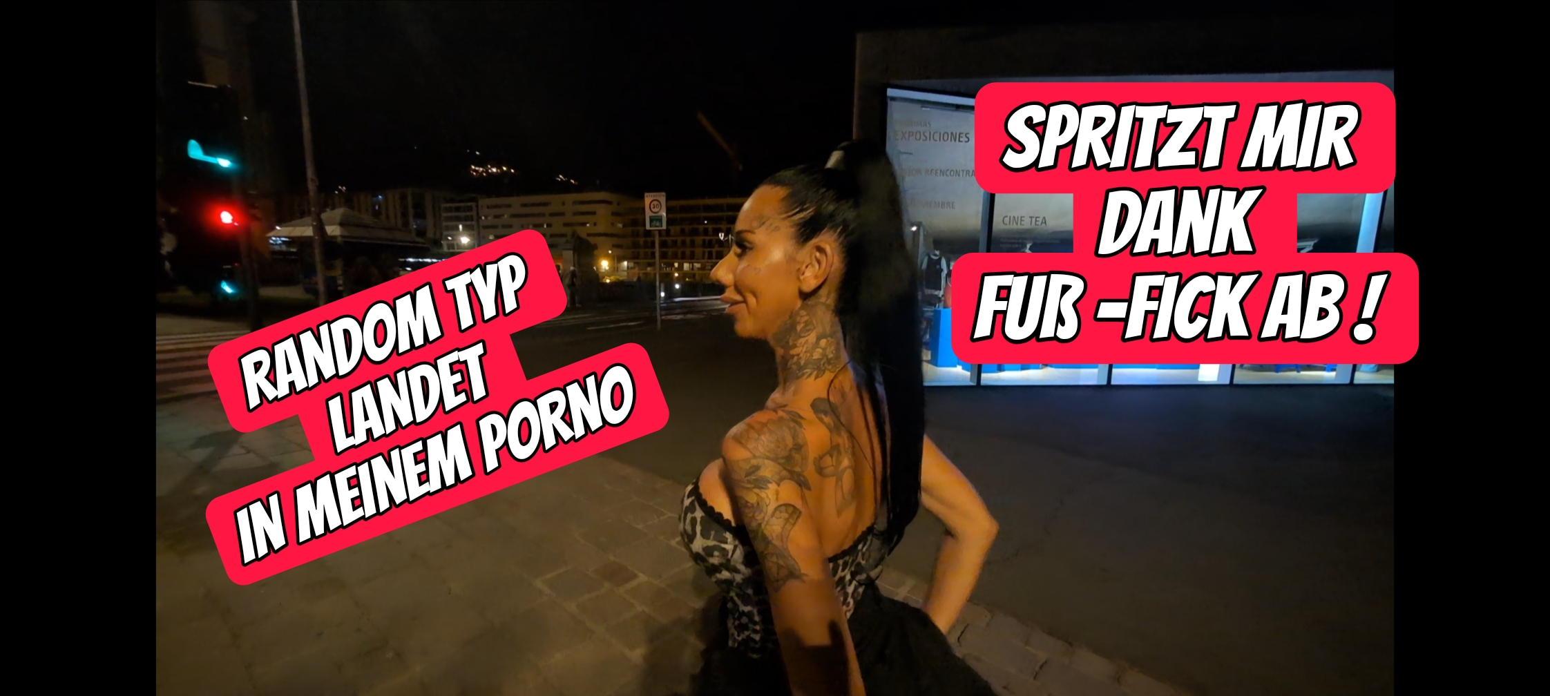 Random Typ landet in meinem Porno spritzt mir dank Fuß-Fick ab Später Abend, warme Luft, ich laufe in meiner engen Jeans und einem Top durch die Straßen. Plötzlich labert mich im Dunkeln ein Typ auf Englisch voll. Ich antworte frech auf Spanisch er merkt sofort, dass ich keine Touri-Scheiße mache. Als ich genervt „geh weg“ sage, wechselt er plötzlich ins Deutsche. Er meint, es sei gefährlich, nachts allein unterwegs zu sein, und will mich nach Hause bringen. Vor meiner Tür knistert es schon … also hab ich ihn mit hochgenommen. Im Schlafzimmer bleibt sein Blick an meiner Cam hängen. „Streamst du?“ fragt er neugierig. Ich dreh mich um, zeige meinen Arsch in Jeans und flüstere: „Schwer zu erklären… ich zeig’s dir lieber.“ Er packt meine Hose, zieht sie mir langsam aus während ich mit meinen Füßen an seiner Latte spiele, bis er steinhart ist Dann ging alles schnell: erst blase ich ihn tief und gierig, bis er stöhnt. Danach setze ich meinen Arsch direkt auf seinen Schwanz und lasse mich von ihm ficken vor der Cam. Zum Sc