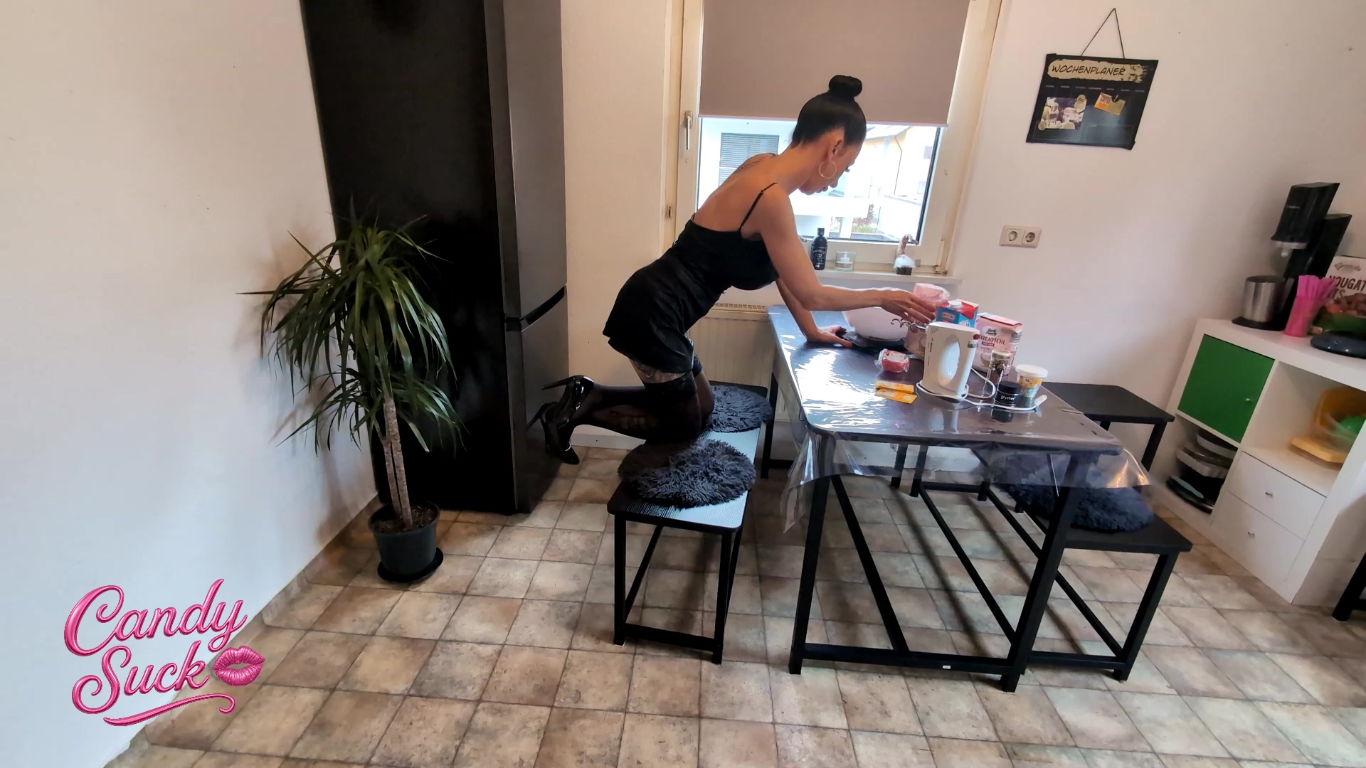 Geburtstagsfick im Überraschungsmodus Ich wollte meinen Mitbewohner an seinem Geburtstag überraschen, dachte, er wäre arbeiten. Doch plötzlich steht er in der Küche und erwischt mich beim Backen! Eier zum Backen hatte ich nicht genug, also hab ich mir kurzerhand seine geholt... mit einem verführerischen Lächeln hab ich ihm seinen Schwanz richtig verwöhnt. Meine Pussy war ganz feucht, sodass er mich tief und geil ficken konnte und ich glaube, ihm hat das richtig gefallen. Willst du wissen, wie heiß es dabei wurde? Dann bleib dran und sag mir, welche Überraschung du am liebsten magst, ich freue mich auf deine Nachrichten! #highheels #Nylons #geil