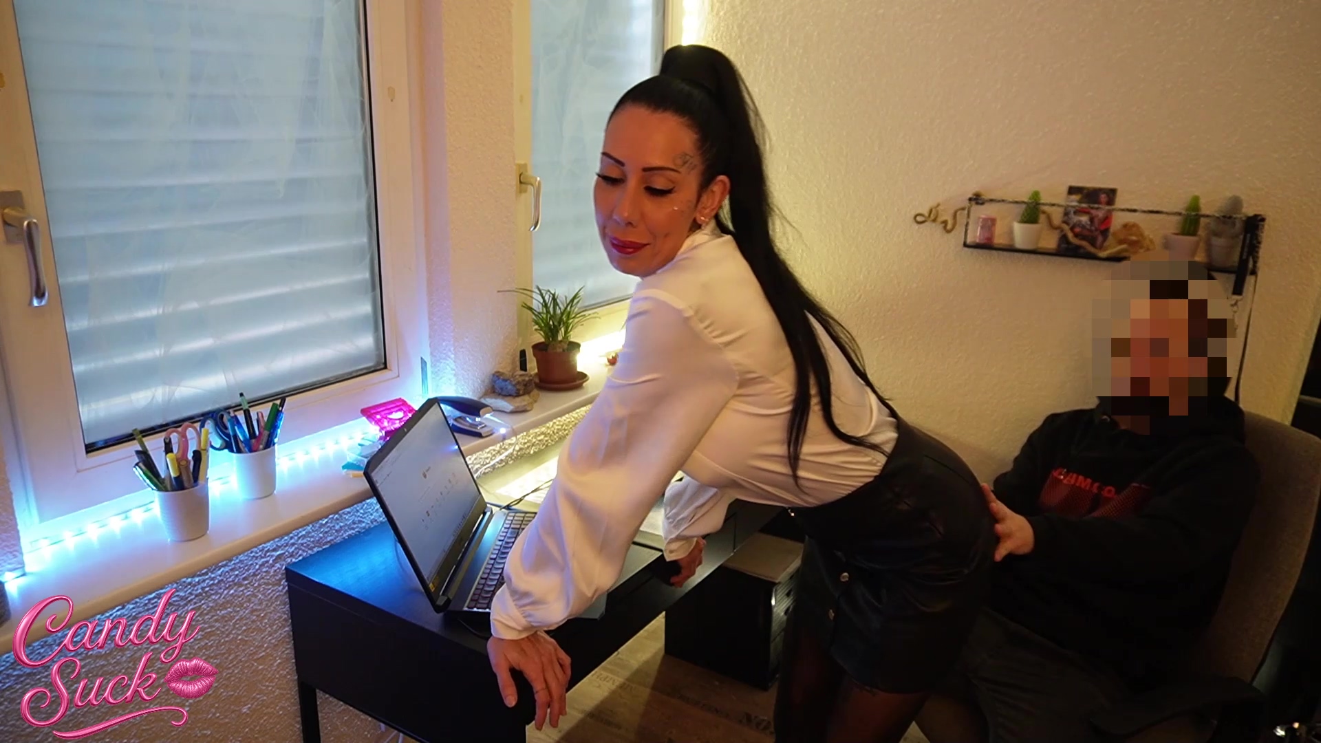 Ich wollte heute bei meinem Kollegen im Büro vorbeischauen, der noch arbeitete. Sofort fiel ihm mein heißes Outfit auf: Strumpfhose, Lederrock, Heels und eine enge Bluse. Als ich meinte, ich hätte nach der Arbeit noch ein Date, grinste er und sagte, das würde sicher ein richtig hartes Date werden. Ich wusste sofort, was er meinte, und hab ihm richtig eingeheizt, habe ihn abgeritten und mich dann leidenschaftlich doggy ficken lassen. Es war so heiß, dass er gleich zweimal hintereinander kam und meine schnelleficker Strumpfhose komplett versaut wurde. hättest du auch deine prallen eier so heftig leergepumpt.. schreib es in die kommis #Sperma #highheels #Ficken