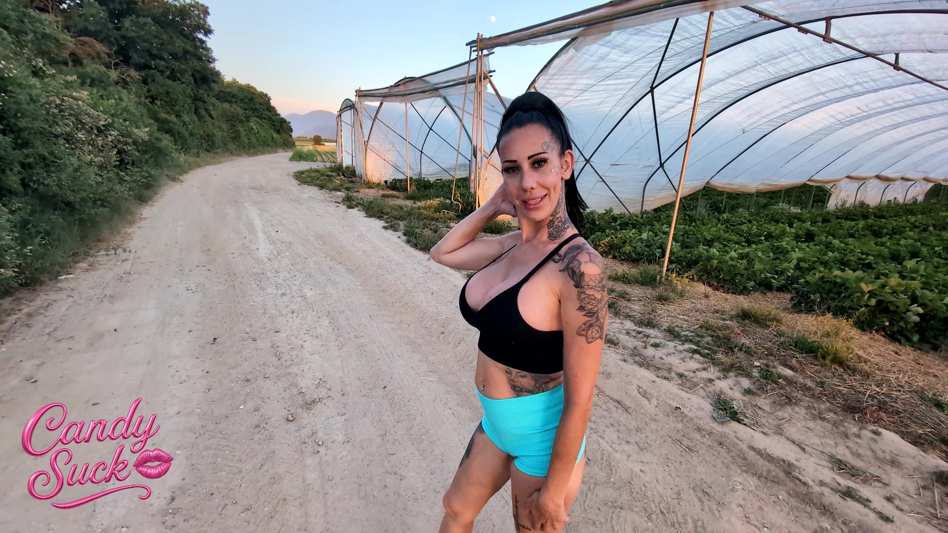 Eigentlich wollte ich einfach nur ganz entspannt meine Joggingrunde drehen Doch plötzlich quatscht mich da ein Typ einfach dreist mitten auf dem Weg an Und nicht nur das… er wusste direkt meinen Namen. Da hab ich mich erstmal gefragt, woher er mich überhaupt kennt Die Antwort kam ziemlich schnell. Er schaut meine Videos und wollte schon immer mal mit mir drehen Meine Antwort war natürlich klar: Sicher nicht jetzt, ich bin schließlich gerade beim Joggen Doch genau als ich weiterlaufen wollte, ließ der Typ plötzlich die Bombe platzen Mit diesem Joker in der Hinterhand hatte ich definitiv nicht gerechnet…sagen wir mal so: Danach hatte ich eigentlich nur noch eine Wahl