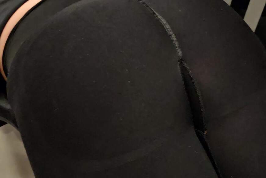 Einsame-Shirin: Glaube die Leggins ist nicht ganz Blickdicht