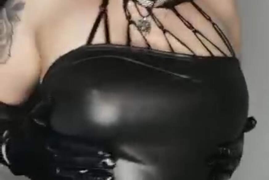 S****t im engen Latexkleidchen von Misss****t69 pic3