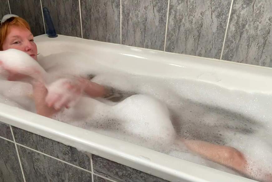 Schaumiges Vergnügen - Selbstbefriedigung in der Badewanne von kinkygirl