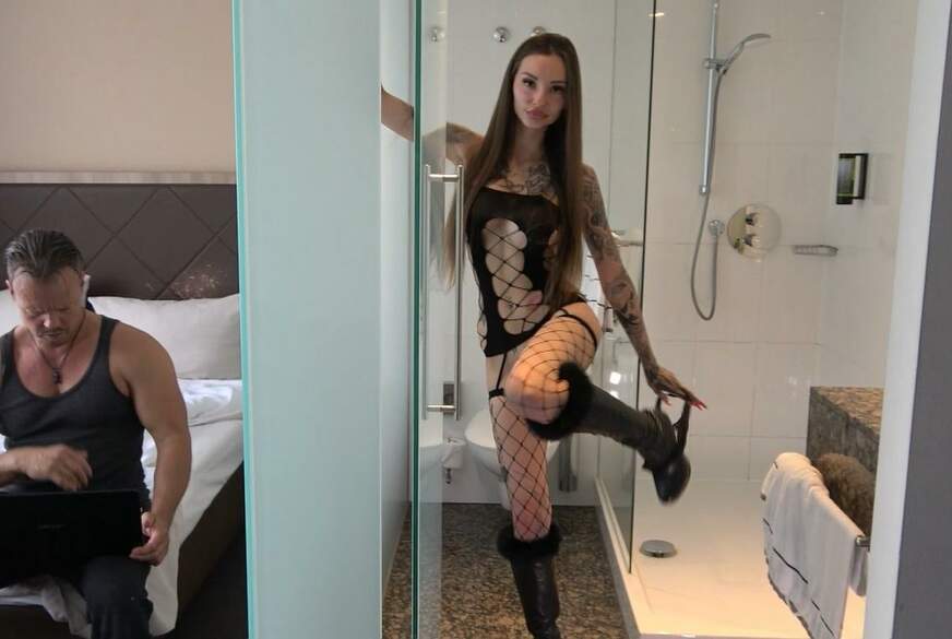 Leyla-Bones: Ich bin notgeil! Hör auf zu arbeiten und f**k mich!! AO PORNOf**k!
