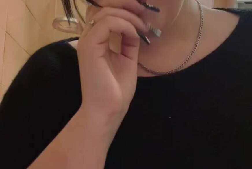 Lillyfee20: Tattoo-b***h in der Dusche Teil I