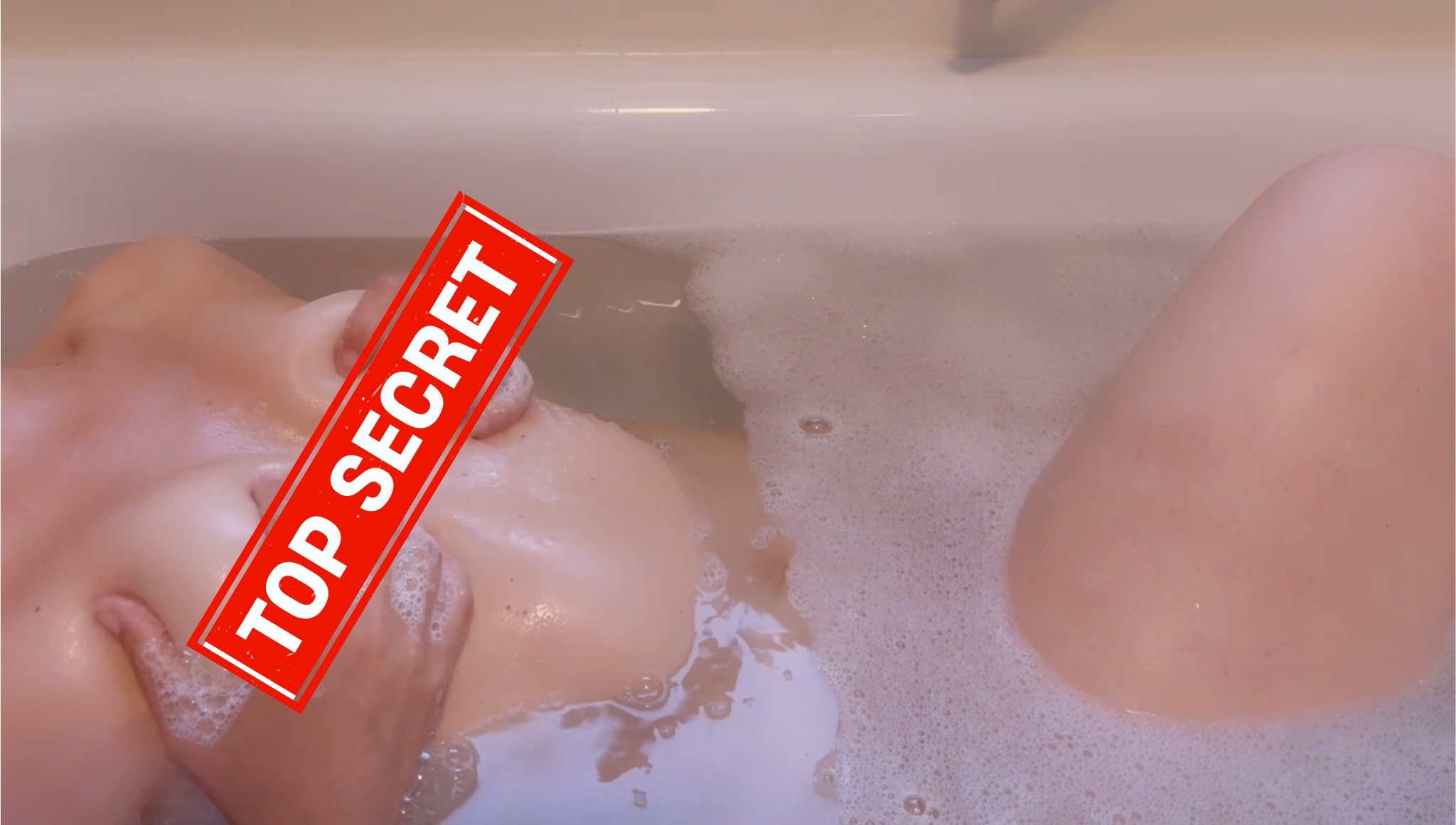 Ich nehme dich dieses Mal in meine Badewanne? Du bist hautnah dabei wie ich meine prallen Titten schön intensiv einseife und durchknete. Meine Nippel werden so steif und hart dabei! Kommst du nächstes mit in die Wanne und seifst mich ein? Dann kann ich dir meine Titten auch schön ins Gesicht drücken dabei