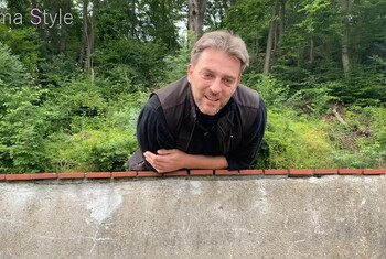 Emma p**st Outdoor, wird erwischt und a*******t