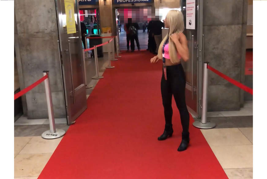 Daynia: Venus 2018 ! Ich f**k mich durch die GANZE Messe!