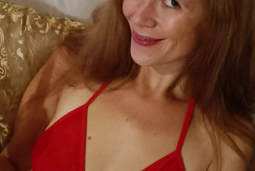 Geiler Nikolausabend mit einer sexy Nikolausfrau, heißen roten Stiefeln und Zuckerstangen-Dildo! von MaryGold83