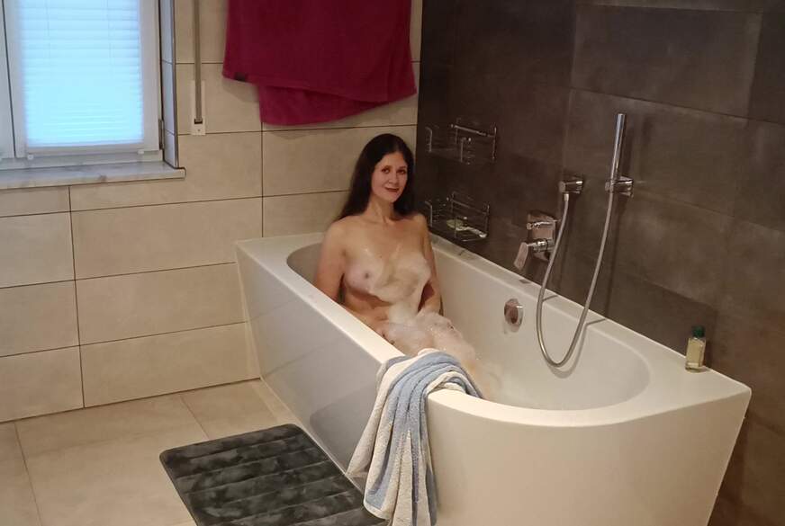 Sexy in der Badewanne! Bleib bei mir wenn ich mich abtrockne und den f*****en Körper einöle! von MaryGold83 pic1