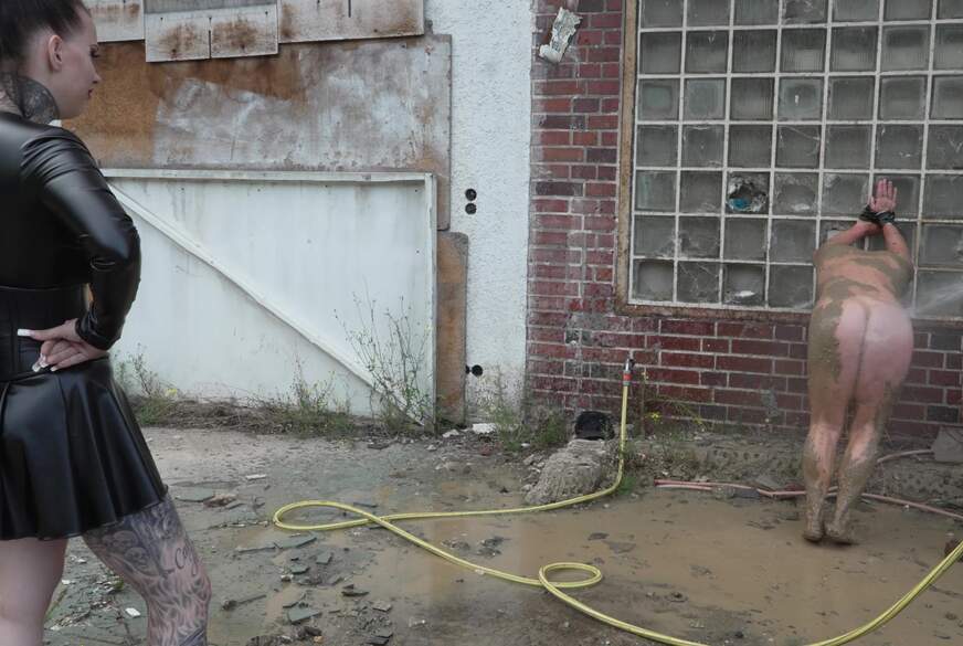 D*****ge Skave ins Kalte Wasser reinigen von MissAlessaMilano