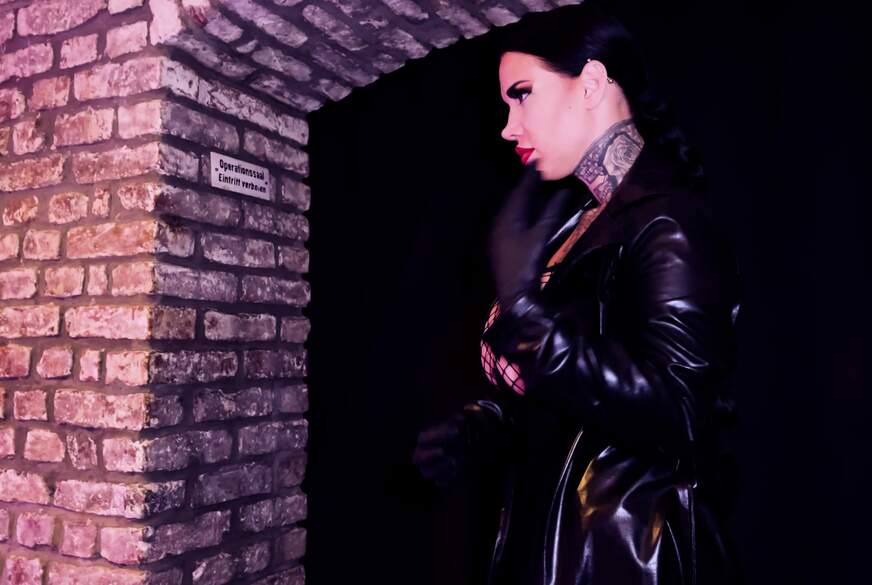 Matrix Femdom macht A***hs******e fertig von MissAlessaMilano