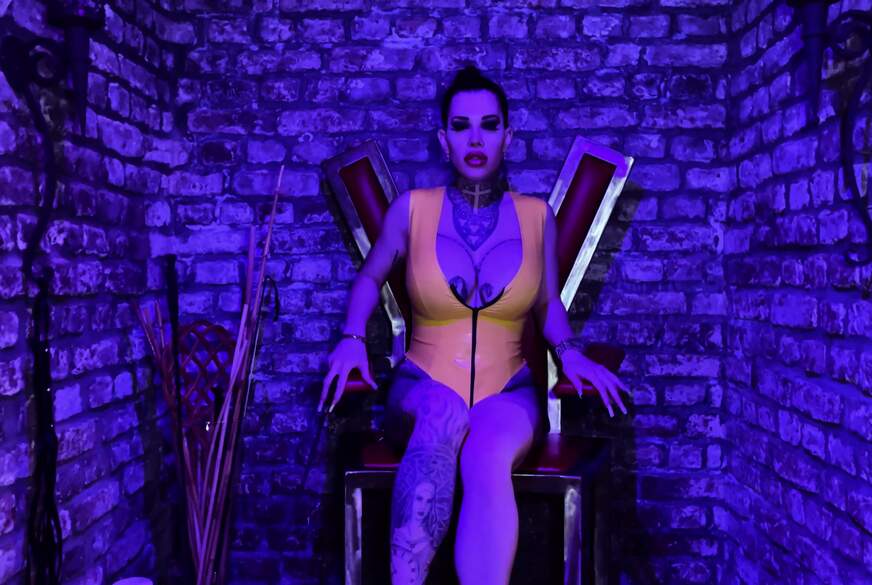 Powerplay Femdom reitet Sklave liefert von MissAlessaMilano