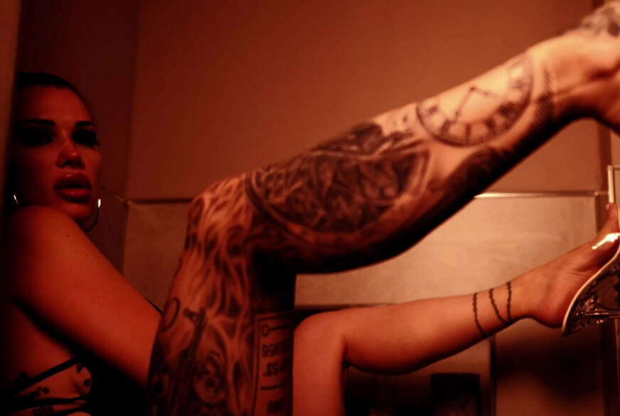 MissAlessaMilano: Dildo Solo in Toilette