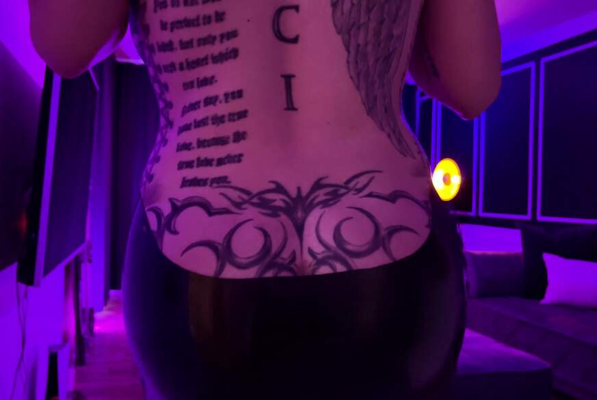 Geiler Knackpo mit Latexrock von MissAlessaMilano