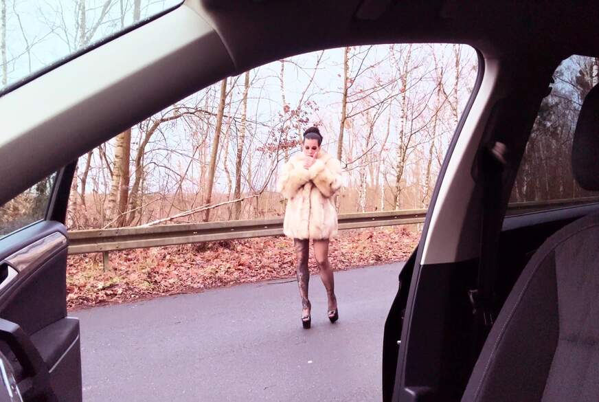 Pelz mit rauchen auf der Parkplatz von MissAlessaMilano