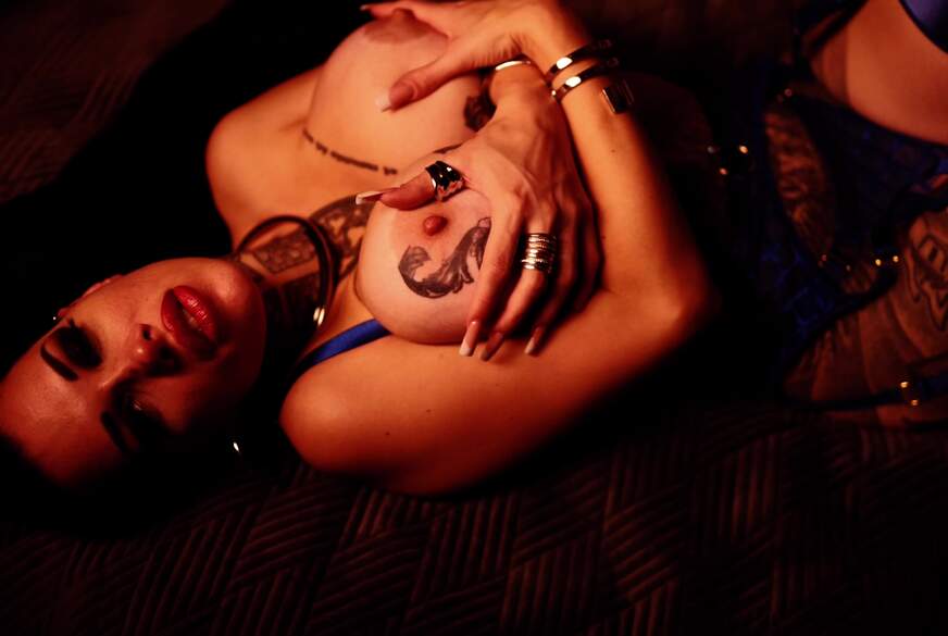 Sexy Dessous königblau mit Dildo von MissAlessaMilano