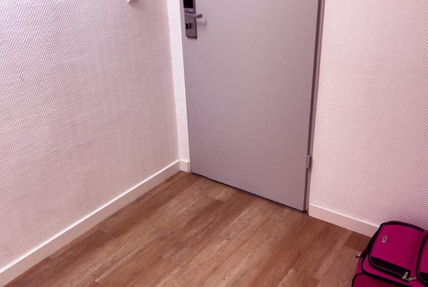 MissAlessaMilano: Zimmerservice überrascht und ich b**se ihn h**t