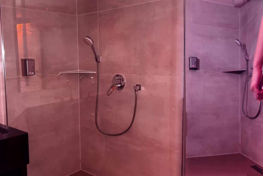 23. Adventskalender 2025 Weihnachtsfrau mit Dildo in Dusche von MissAlessaMilano