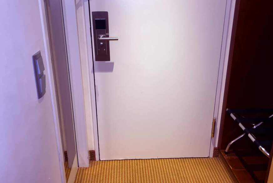 Tattoo-Babe Alessa b***t mich direkt vom Bett von MissAlessaMilano