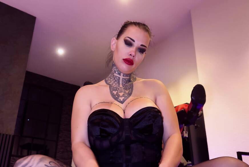 Extrem d**ke Dildo a**l auf Gynstuhl von MissAlessaMilano