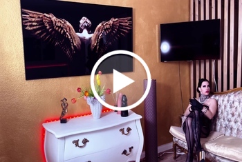 Mein Sissy kommt zu mir, wo ich auf Couch sitze und will mein Sissy mit meine dildo in Arschfotze spüren. Sissy beugt nach vorne und ficke ich mit Dildo in Arschfotze, Sissy liebt es, kamera wird in viele verschiedene Perspektive zu sehen.