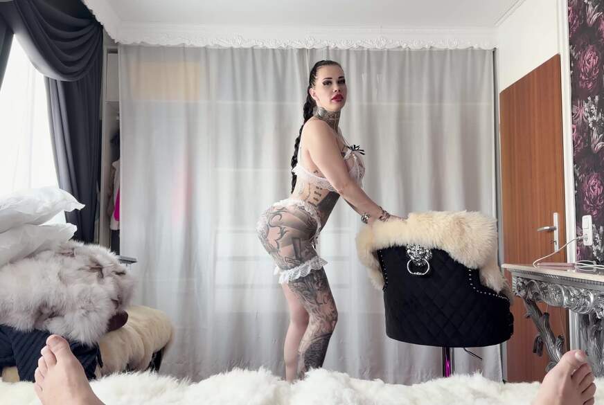 MissAlessaMilano: Sexy Hausm*****n macht mit Lippen sauber