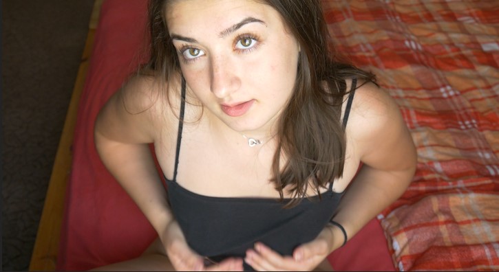 18 jährige HART zum Orgasmus GEFINGERT!! FINGERN, FINGERN, FINGERN!! Das ist heute Thema. Erst zeig ich mich in meinem schwarzen Outfit bis du anfängst meinen Tanga wegzuziehen und meine Pussy massierst. Nach und nach immer mehr Finger in mich schiebst bist sie komplett nass sind. Du nimmst sie und steckst sie mir in meinen Mund, damit ich sie ablutschen kann. Immer weiter und weiter treibst du mich bis ich bald nicht mehr anders kann...aber siehe selber

#fingern #teens #geil