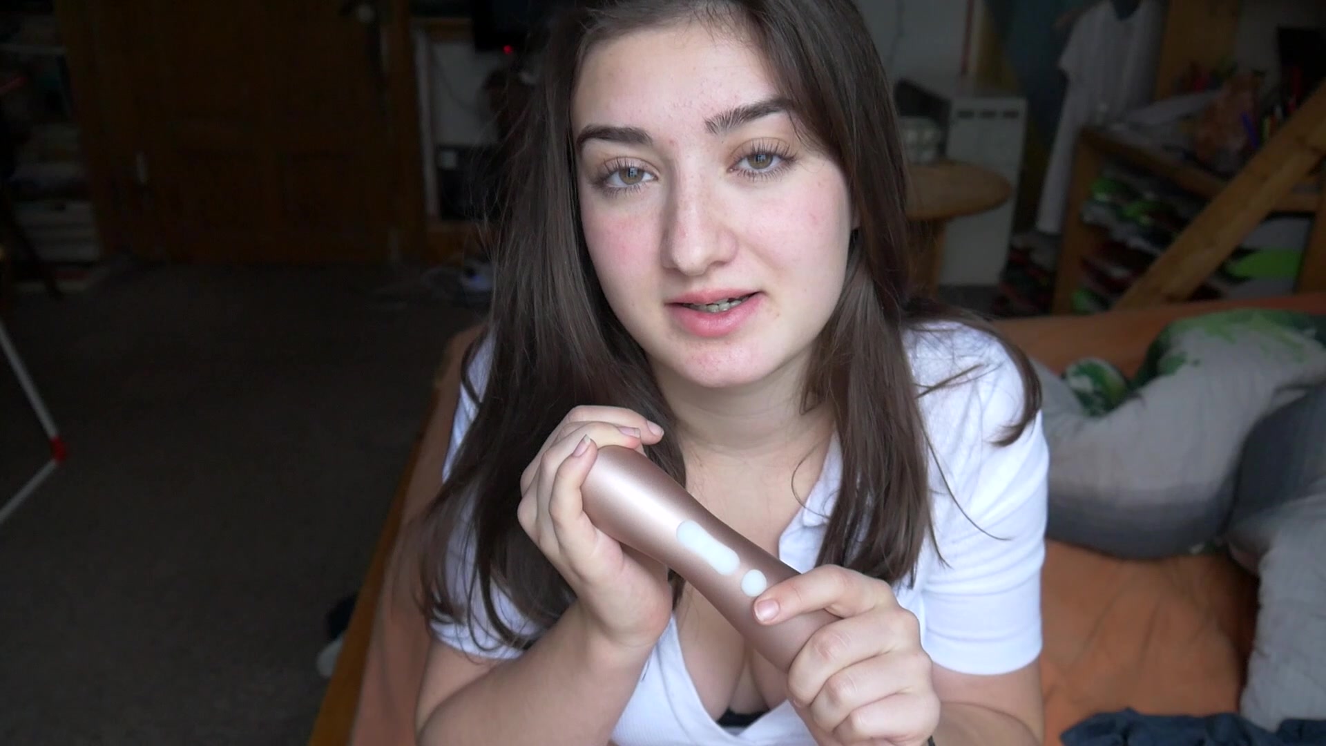 So mache ich es mir Privat! 100 Pro echter Orgasmus! UNCUT Ihn benutze ich, wenn ich im Chat sage, dass ich es mir selber mache. Nun tauch er auch als besonderer Gast in diesem Video auf. Meinen liebsten Vibrator. Ich hab mir ein heißes Oberteil angeogen und zeige dir einfach wie ich es mir besorge. Also komplett ugeschnitten von ich mache mich geil bis ich komme zitternd und verabschiede mich noch halb im Orgasmushimmel von dir. Schreib mir gerne in die Kommentare wie dir das Video gefällt und füge mich als Favorit hinzu. 
 
 #satifyer #makes #me