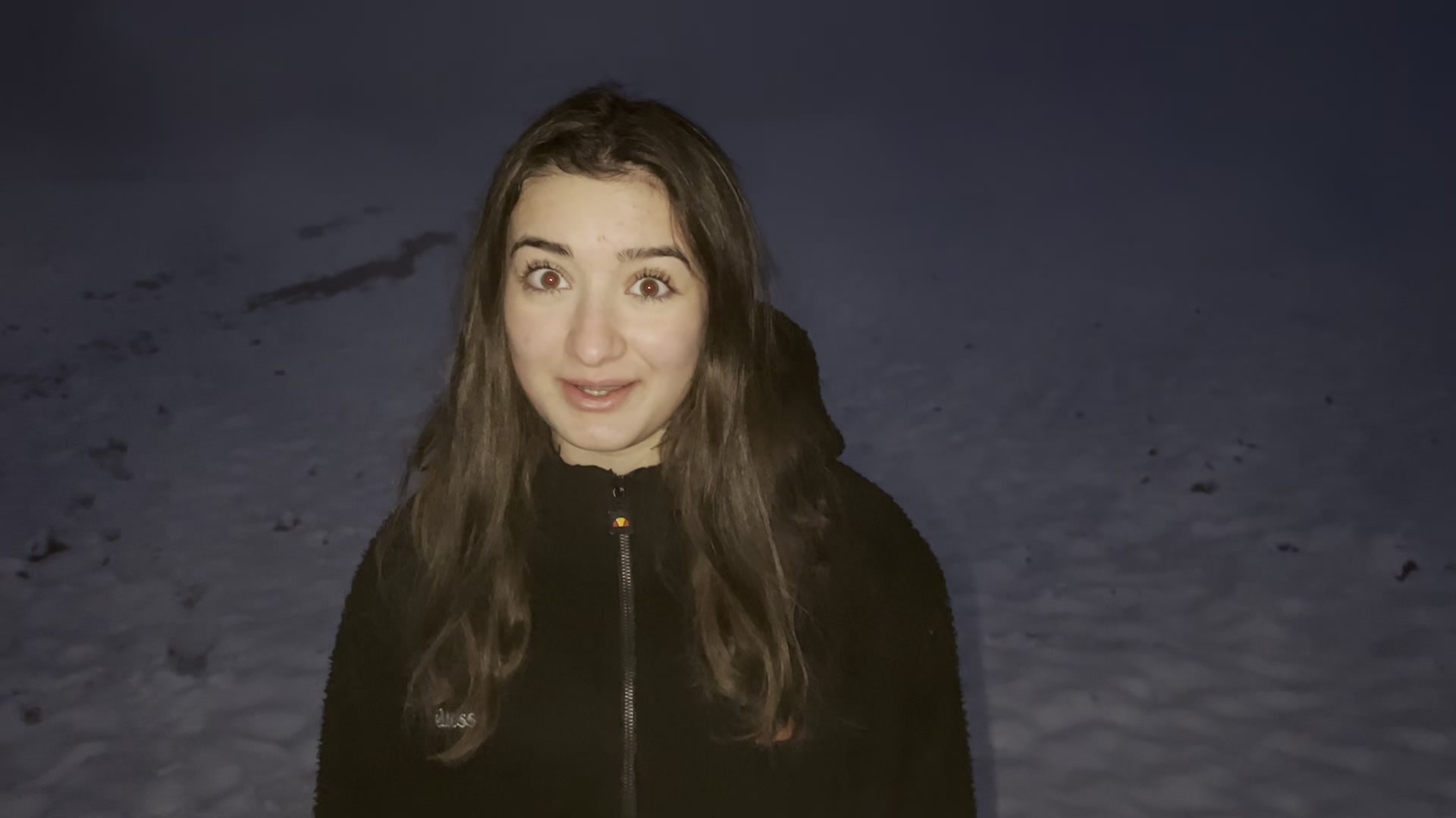 Ich hab dich gefragt ob du mein Kameramann sein kannst für ein Outdoor Video. Du warst sofort dabei, aber ich habe dir nicht erzählt, dass ich deinen Schwanz lutschen werde. Draußen mitten im Schnee auf einem Feldweg will ich anfangen das Video zu drehen. Ich hole ihn einfach raus und blase ihn schön POV erst sanft und dann immer tiefer und tiefer. Mein Höschen wird dabei auch immer feuchter. Diese Public Orte an denen gleich jemand kommen kann machen mich noch geiler. Ich höre ein leises Geräusch aus der ferne und breche das Video ab in der Dunkelheit sind wir mit dem Blitz der Kamera gut zu sehen. Auf dem Weg zurück zum Auto kommt uns dann das Geräusch in Form eines Mannes mit seinem Hund entgegen. Es war zwar ziemlich kalt, aber richtig geil. 
 
 #teen #oudoor #blowjob