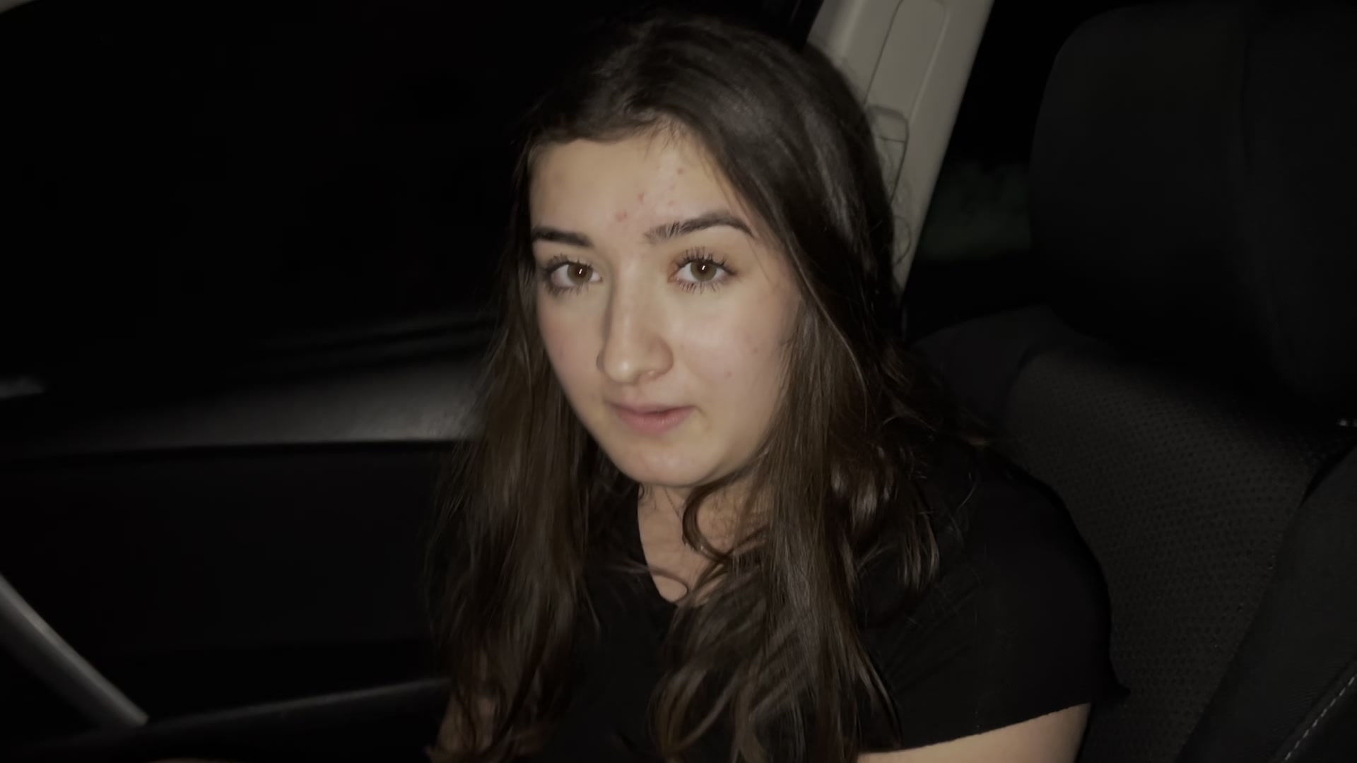 Darauf hast du gewartet, im letzten Video habe ich im Auto masturbiert, doch musste dann abbrechen weil ich erwischt wurde. Ich wollte mich rausreden, aber er hat direkt gesehen, dass ich es mir selber gemacht habe und wollte dann natürlich mitmachen. Ich war noch so geil da ich nicht kommen konnte, also habe ich mich drauf eingelassen und habe seinen Schwanz abgeritten und wurde auf der Rückbank gefickt! Wo willst du mich als nächstes mal erwischen ? ;)

#public #autosex #doggy